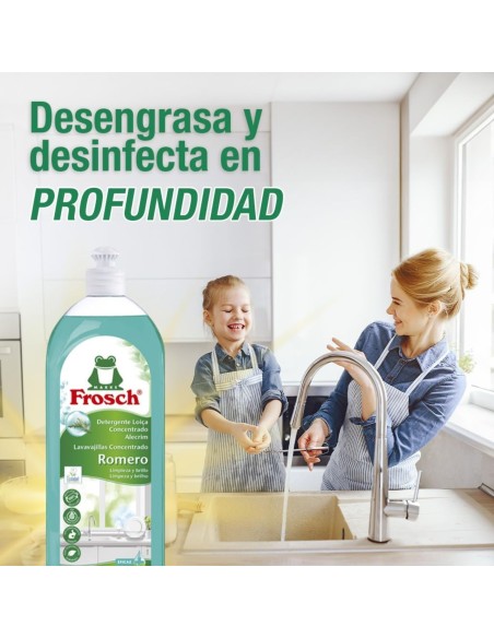 lavavajillas-concentrado-romero-750ml-frosch-4.jpg – Producto en uso lavando platos.