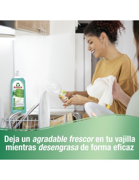 lavavajillas-concentrado-romero-750ml-frosch-5.jpg – Ambientación con ramas de romero natural.