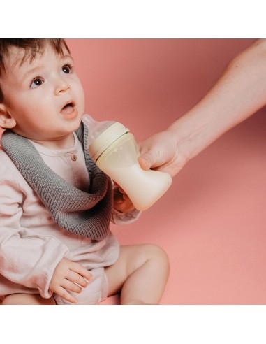 biberon-silicona-240ml-suavinex-4.jpg – Producto en ambientación de uso.