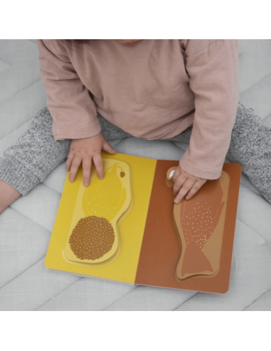 libro-con-solapas-all-animals-trixie-4.jpg – Bebé explorando el libro.