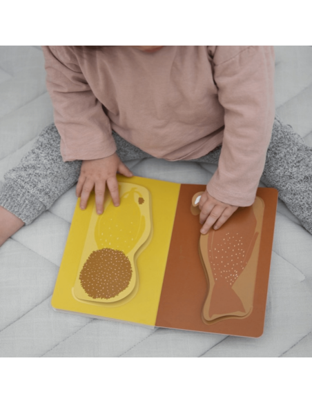 libro-con-solapas-all-animals-trixie-4.jpg – Bebé explorando el libro.