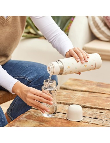 termo-liquidos-blanco-500ml-miniland-5.jpg – Uso en preparación de biberón.