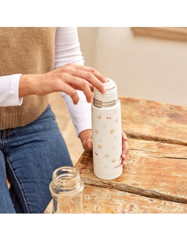 termo-liquidos-blanco-500ml-miniland-6.jpg – En ambiente de paseo con bebé.