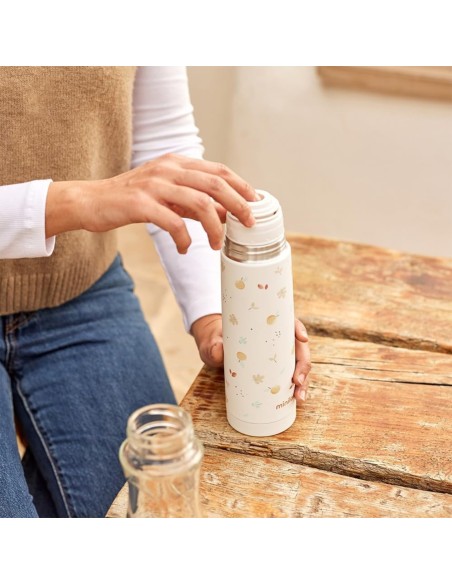 termo-liquidos-blanco-500ml-miniland-6.jpg – En ambiente de paseo con bebé.