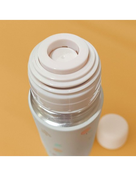 termo-liquidos-blanco-350ml-miniland-5.jpg – Uso en preparación de biberón.