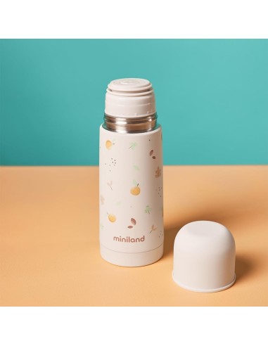 termo-liquidos-blanco-350ml-miniland-6.jpg – Imagen de ambiente en paseo.