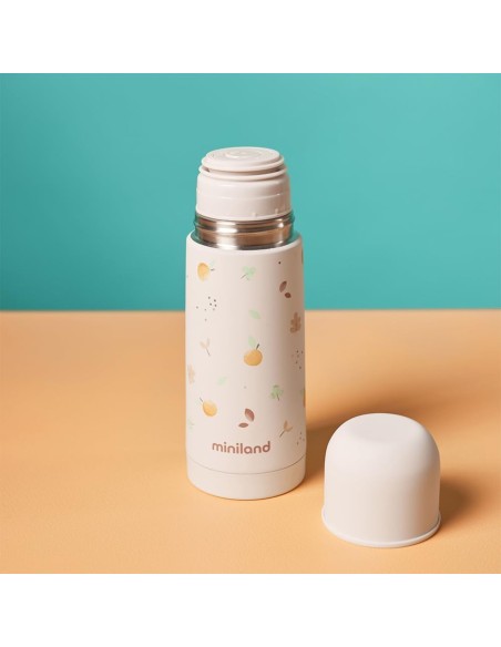 termo-liquidos-blanco-350ml-miniland-6.jpg – Imagen de ambiente en paseo.