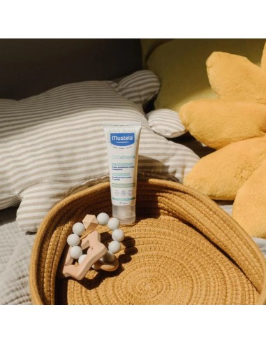 crema-facial-emoliente-stelatopia-40ml-mustela-4.jpg – Ingredientes naturales destacados.