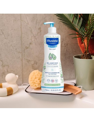 gel-bano-suave-750ml-mustela-3.jpg – Aplicación en el baño del bebé.