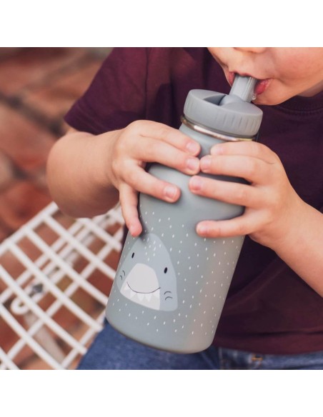 botella-termica-tiburon-gris-trixie-6.jpg – Niño/a sosteniendo la botella.