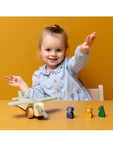 avion-animales-madera-trixie-5.jpg – Detalle de las ruedas y materiales.