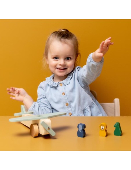 avion-animales-madera-trixie-5.jpg – Detalle de las ruedas y materiales.