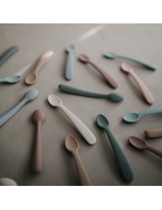 Pack 2 cucharas color Verde y Beis Solid First Feeding Mushie 2